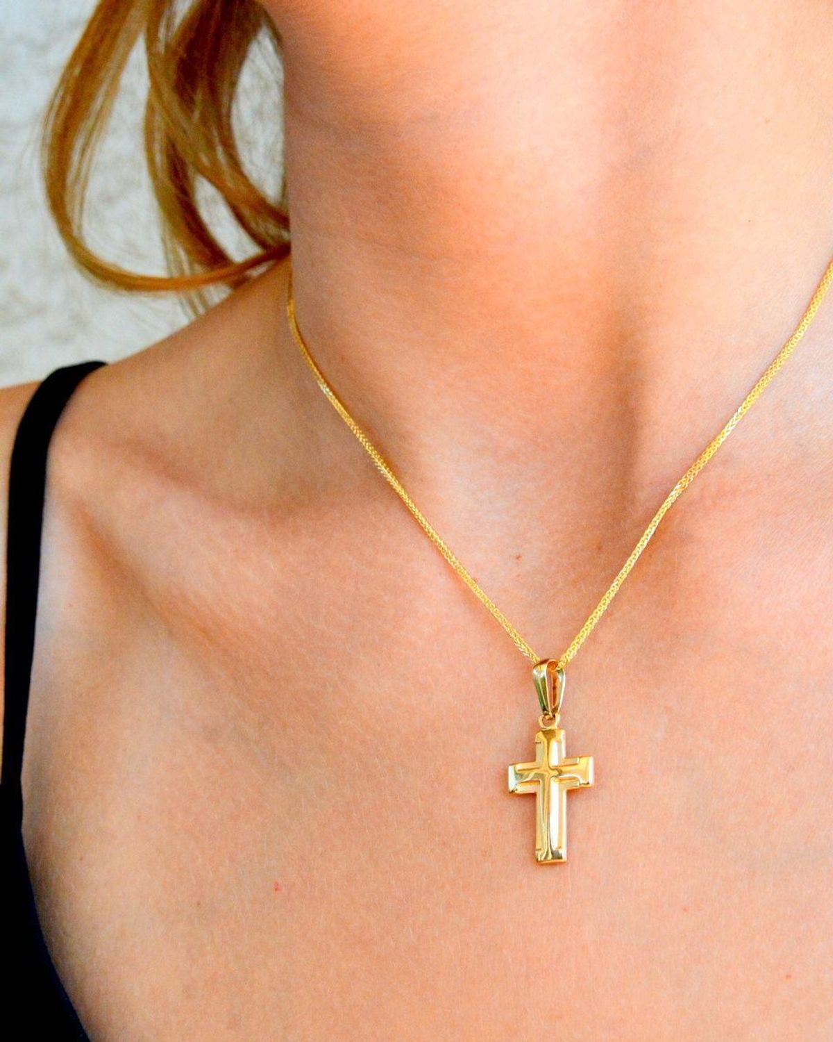 Złota zawieszka wypukły krzyżyk 585 bez.jpg